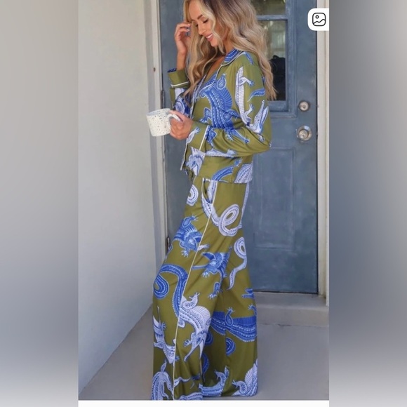 NOLI YOGA-Noiri Dragon Print Pajama Set NWT Olive Green Satin Top & Pants Size M - Picture 3 of 12